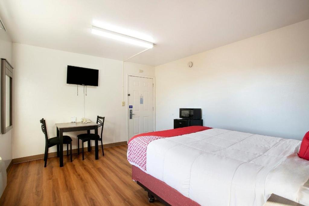 Oyo Hotel Kalama Екстериор снимка
